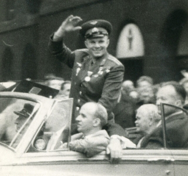 Yuri-Gagarin-arriving-at-Manchester-Town-Hall-