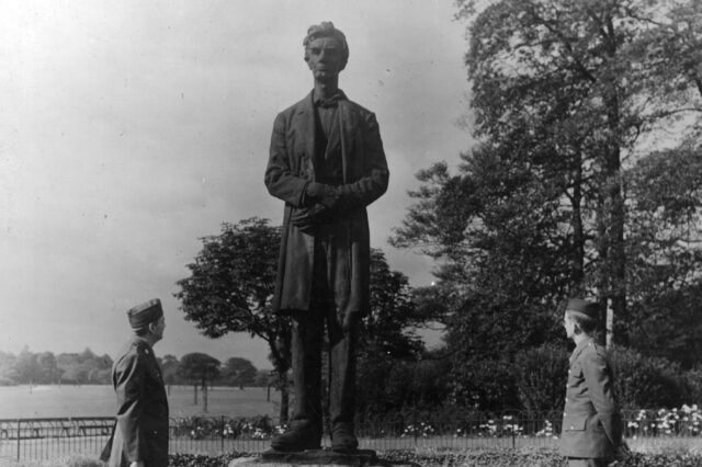 Two soldiers looking at a statue of Preseident Lincoln from USA